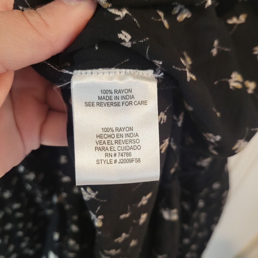 Chic Black Floral Midi Dress - Picture 5 of 7